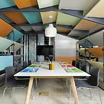 25 هورس هوتل بيكيني