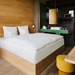 25 هورس هوتل بيكيني