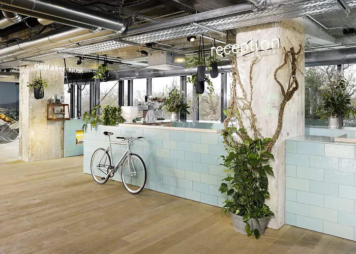 25 هورس هوتل بيكيني